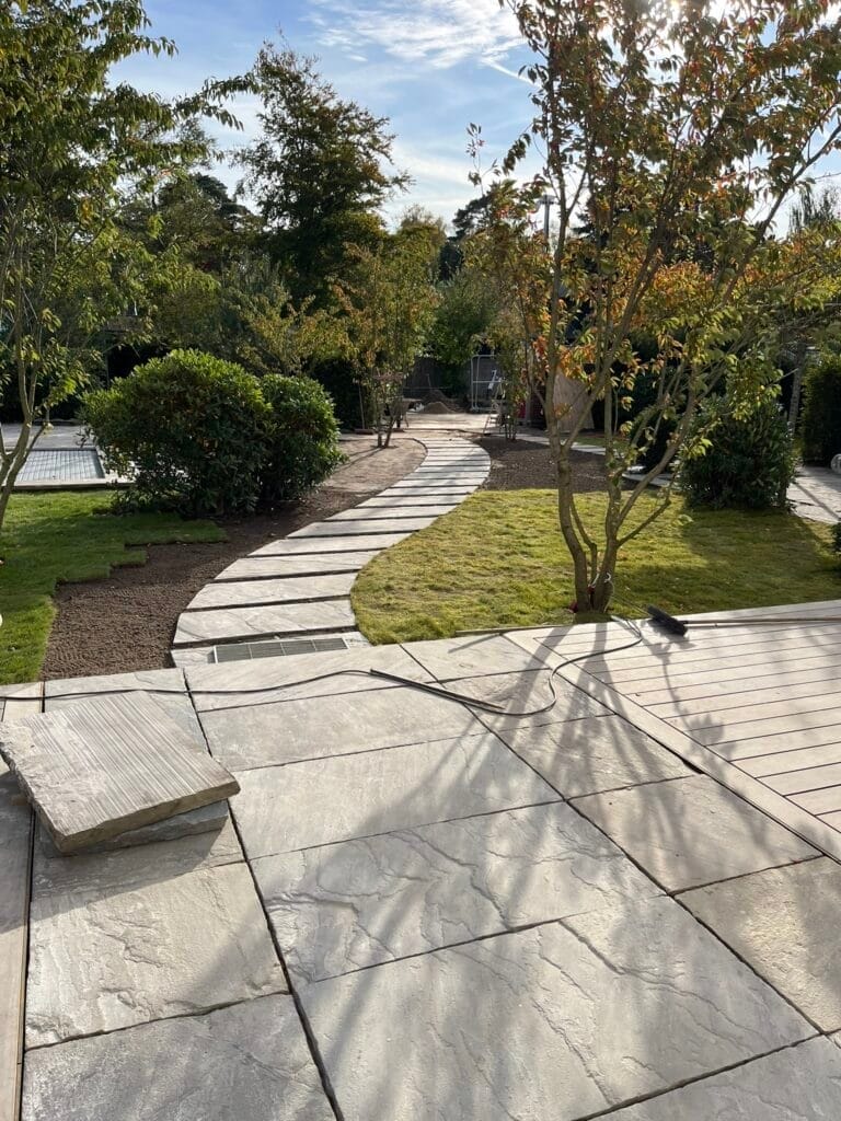 Stenbelagt sti i solrig have